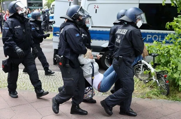 alman-polisinden-koronavirus-tedbirlerini-protesto-eden-eylemcilere-sert-mudahale-1621710550941.jpeg Alman polisinden koronavirüs tedbirlerini protesto eden eylemcilere sert müdahale!-5