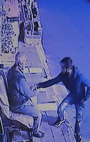 Yaşlı adamın emekli maaşını böyle çaldı! Yer: Şanlıurfa