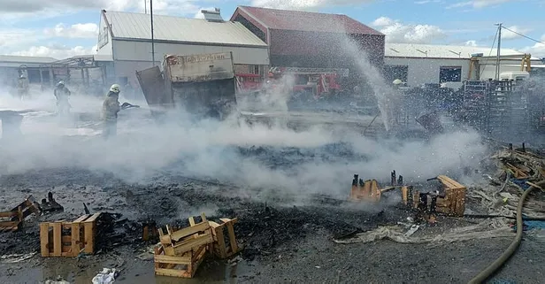 Eyüpsultan'da plastik atık geri dönüşüm fabrikasında yangın!