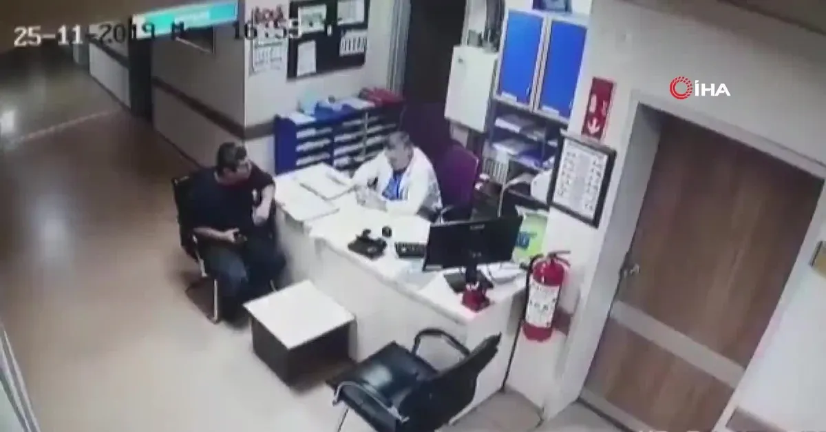 Hastanede çalışan teknisyen tavandan düştü! Sosyal medya bu videoyu konuşuyor