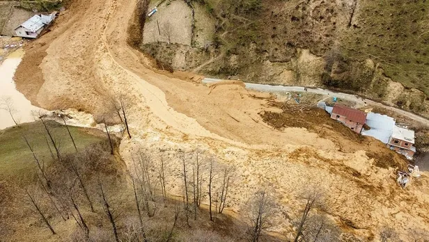 Son dakika: Trabzon'un Sürmene ilçesinde heyelan sonucu 5 bina toprak altında kaldı-2