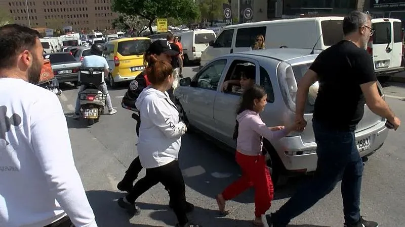 Bakırköy Halk Pazarı'nda bomba paniği! Yankesicilik yaparken yakalanan zanlı "bomba var" diye bağırdı-8