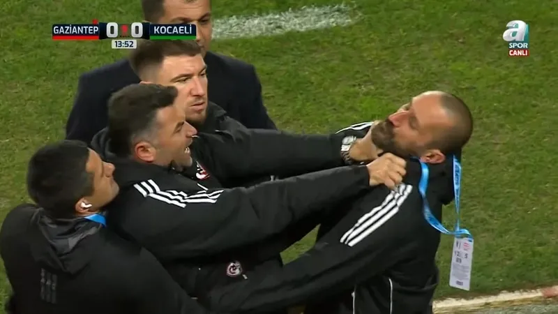 burak-yilmaz-cildirdi-gaziantep-fk-kocaelispor-macinda-yardimcisinin-bogazini-sikti-1768318881493.jpg