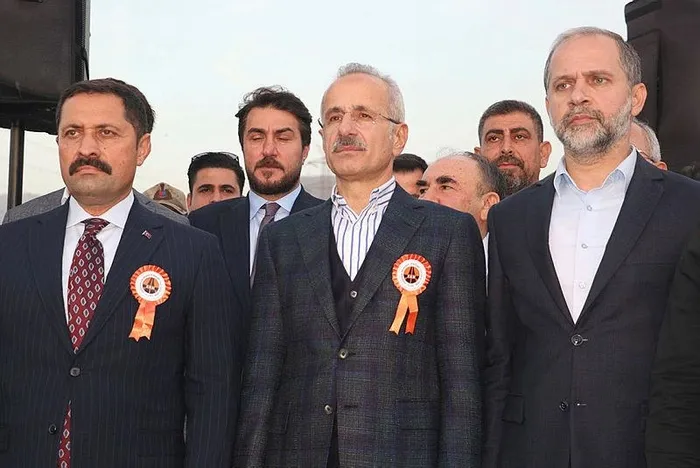 ulastirma-ve-altyapi-bakani-abdulkadir-uraloglu-duyurdu-20-dakikalik-yol-2-dakikaya-dustu-1701540382453.jpeg Türkiye Yüzyılı'na yakışan eser! Ulaştırma ve Altyapı Bakanı Abdulkadir Uraloğlu müjdeyi verdi: 20 dakikalık yol 2 dakikaya düştü-7