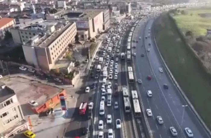 istanbulda-cile-dolu-bir-gun-metrobus-yolundaki-calisma-e5-kara-yolunu-kilitledi-haramiderede-metrobusun-teker-1703852944558.jpeg