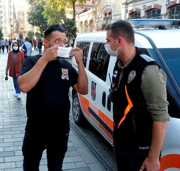 taksim-polisi-dronela-maske-ve-sosyal-mesafeye-uymalari-icin-turistleri-uyardi-1602513818670.jpg