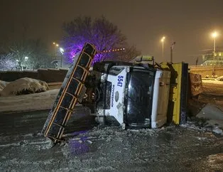 Ankara’da karla mücadele! Kar küreme aracı devrildi