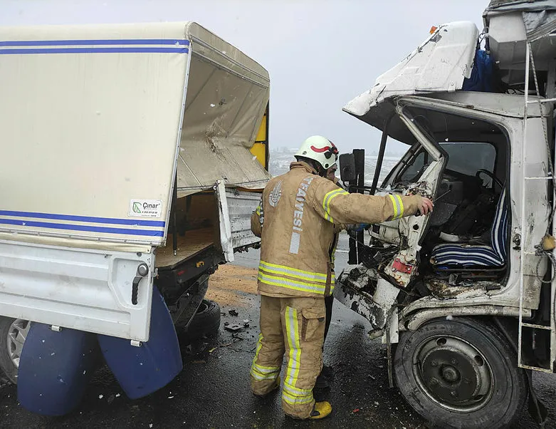 TEM’de 2 ayrı kaza: 1’i ağır 4 yaralı