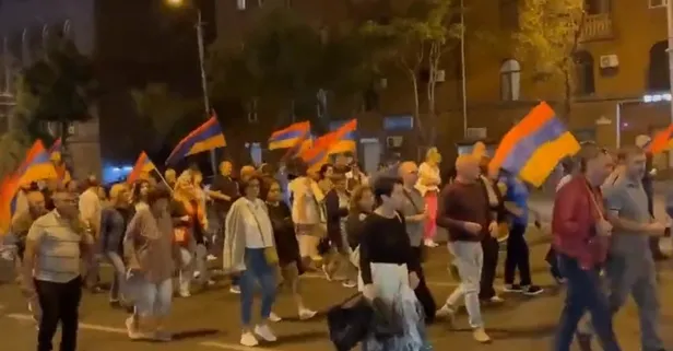Ermenistan'da ikinci darbe girişimi: Bir grup, Azerbaycan'ın antiterör harekatı sonrası hükümet binası önünde toplandı
