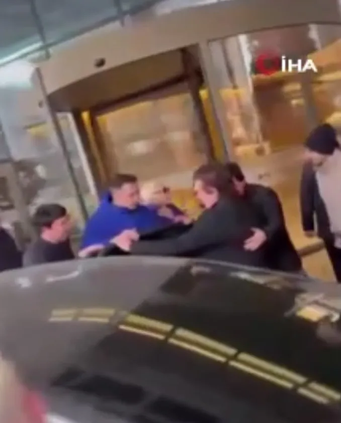 orhan-gencebay-taburcu-oldu-hastaneden-tekerlekli-sandalye-ile-ayrildi-1773933677783.jpeg Orhan Gencebay taburcu oldu: Hastaneden tekerlekli sandalye ile ayrıldı-1