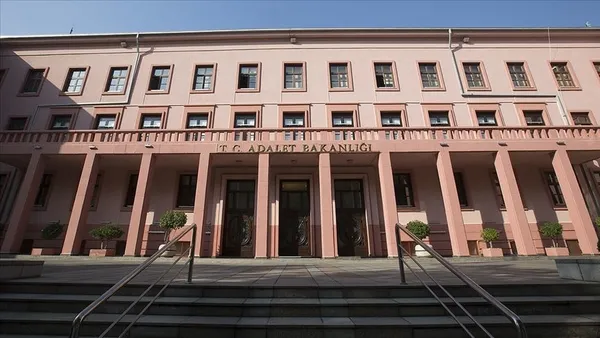 adalet-bakanligi-1442-personel-alimi-yapacak-kpss-sarti-yok-adalet-bakanligi-personel-alimi-basvuru-sartlari-nelerdir-1614832785577.jpg KPSS şartı aranmıyor! Adalet Bakanlığı 1442 personel alımı yapıyor! Adalet Bakanlığı personel işçi alımı başvuru şartları!-2