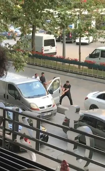 dehsete-dusuren-anlar-sultangazide-surucuyu-aractan-indirip-dovduler-1655023816356.jpeg Dehşete düşüren anlar! Sultangazi'de sürücüyü araçtan indirip dövdüler-2