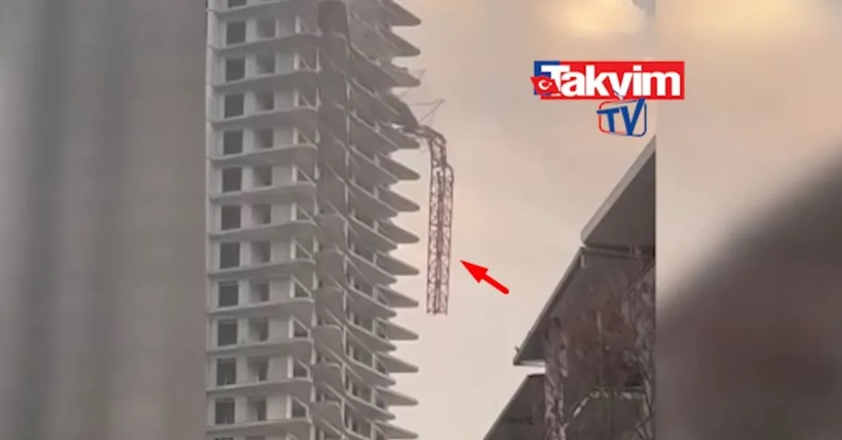 İzmir Bornova'daki otel inşaatında vinç devrildi! Ölü ve yaralılar var