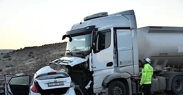 Adıyaman’da korkunç kaza! Akaryakıt tankeriyle otomobile çarptı: 3 kişi hayatını kaybetti