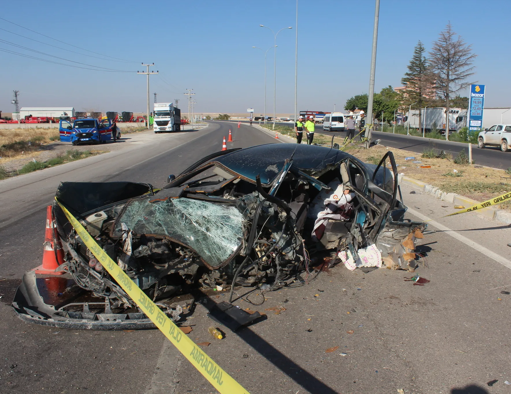Tayin sevinci faciayla bitti: Aksaray-Konya karayolunda aydınlatma direğine çarpan otomobilde 2 kişi öldü, 2 kişi yaralandı