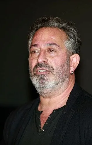 Karakomik Filmler ile gişede çakılan Cem Yılmaz yine tribünlere mi oynadı?