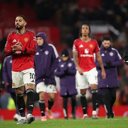 Manchester United’a evinde şok