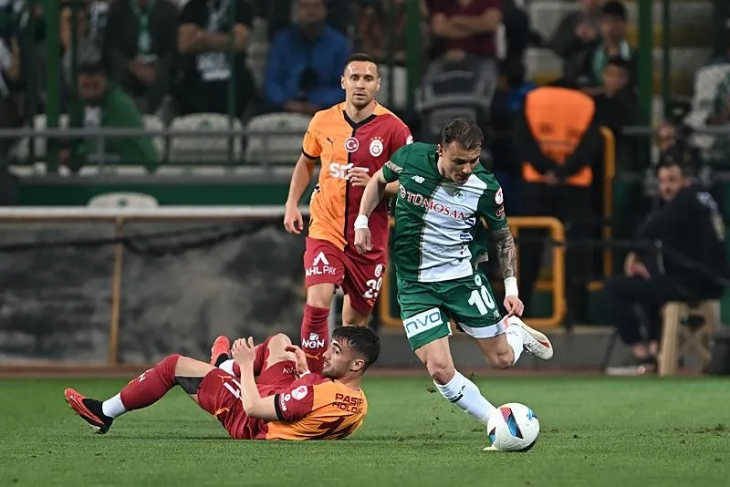 Bir pozisyonda Konyasporlu Yusuf Erdoğan (10), Galatasaraylı Yunus Akgün (11) ile mücadele etti. (AA)
