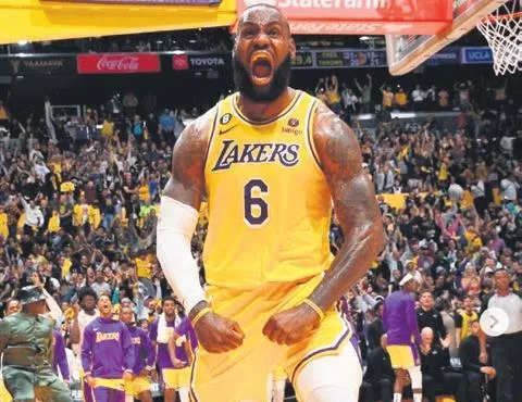 Kral oğlu ile birlikte oynayacak