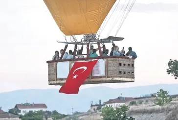 Balonlar Türk bayraklarıyla uçtu