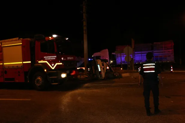 Manisa'da feci kaza! Otomobil ortadan ikiye bölündü-5