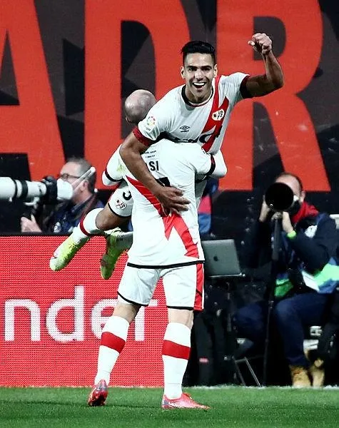 falcao-atmaya-devam-ediyor-barcelonayi-da-yikti-1635363401346.jpeg Falcao atmaya devam ediyor! Barcelona'yı da yıktı-3