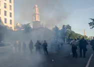 Son dakika: George Floydun öldürülmesi ABDyi karıştırdı! Washingtonda ırkçılık ve Trump karşıtı yüzlerce protestocuya gözaltı