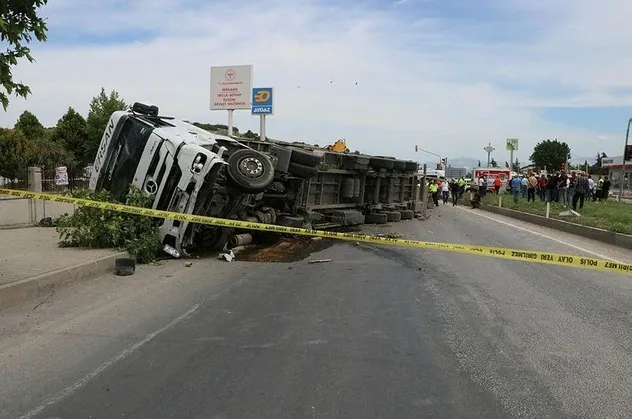 İzmir'de feci kaza: Kaldırımda yürürken tırın altında kalan iki kişi öldü