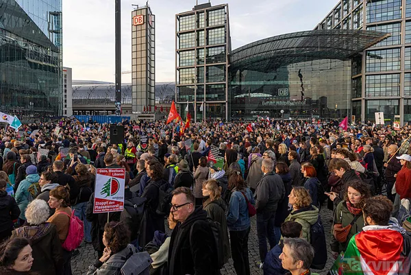 İşgaçi İsrail'in destekçi Joe Biden'a Berlin'de tepki yağdı: Bu senin soykırımın, ABD 1 numaralı terörist... - 6
