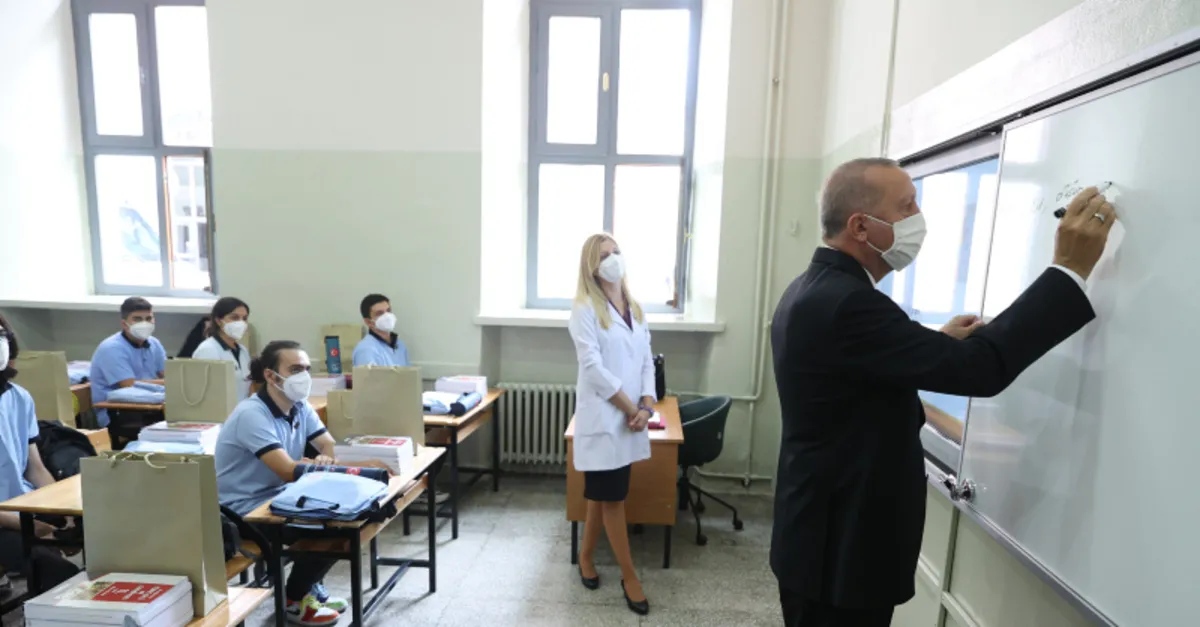 Başkan Erdoğan’dan tahtaya dikkat çeken yazı! Yeni eğitim öğretim yılı böyle başladı