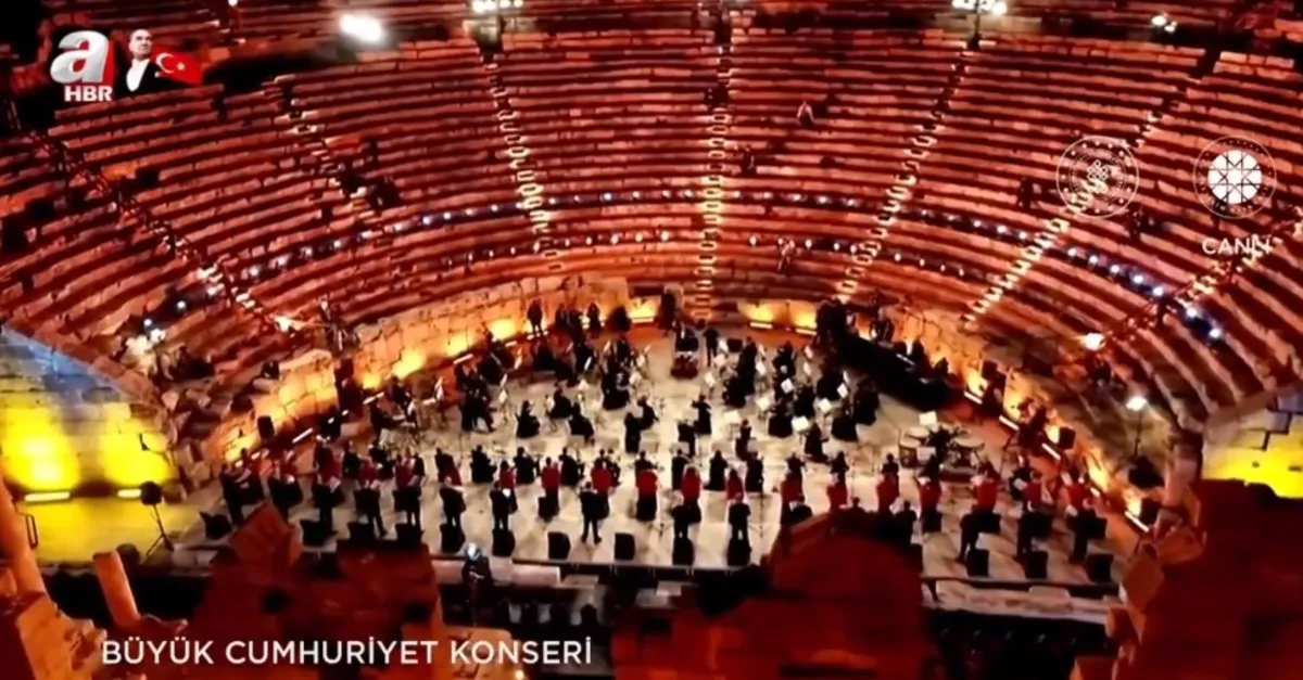 Büyük Cumhuriyet Konseri, İstiklal Marşı ile başladı