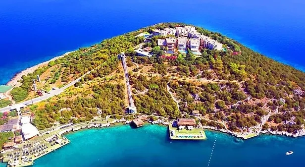 bodrumda-75-bin-tllik-kriz-cikti-rus-guzelle-turk-sosyetik-birbirine-girdi-1657738234684.jpeg Bodrum'da 75 bin TL'lik kriz çıktı! Rus güzelle, Türk sosyete birbirine girdi-4