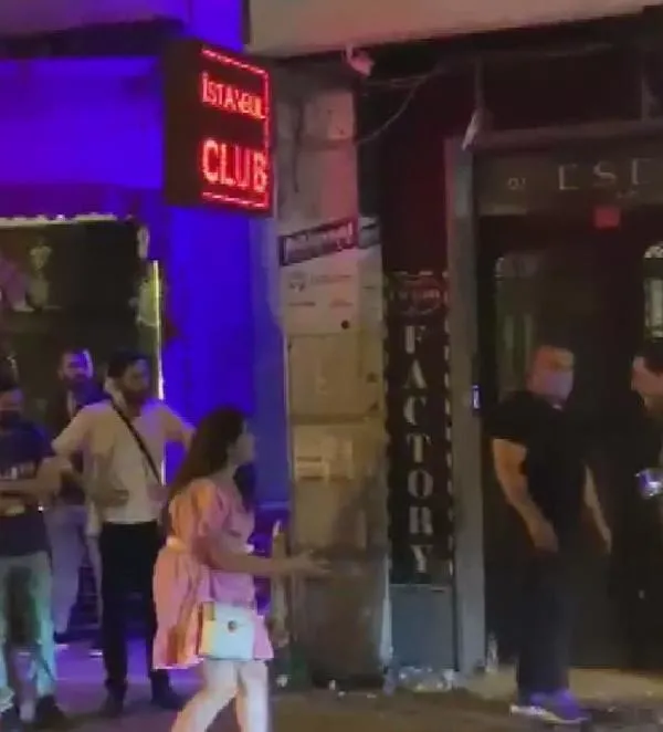 Beyoğlu'ndan akılalmaz olay! Dehşet anları kamerada: Güvenliğin parmağını koparan kadına feci dayak-6