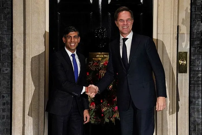 rishi-sunak-10-numaradan-elendi-hollanda-basbakani-mark-rutteyi-basbakanlik-konutuna-sokamadi-kapi-disari-edil-1702121656138.jpeg Rishi Sunak 10 Numara’dan elendi! Hollanda Başbakanı Mark Rutte’yi Başbakanlık konutuna sokamadı: Kapı dışarı edilince şaşkına döndüler-1