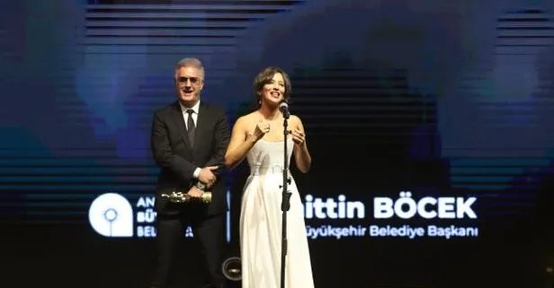 Tamer Karadağlı Nihal Yalçın olayı ne? Çocuklar Duymasın'ın Haluk'u konuşma devam ederken ödülünü uzattı sonrasında...