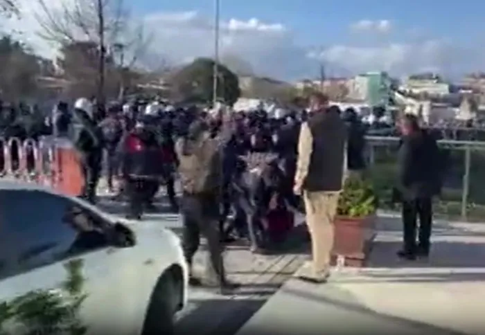 CHP'li İBB'nin zammı sonrası taksicilerden protesto! Taş ve sopalarla binaya saldıranlara polis müdahale etti: Gözaltılar var-3