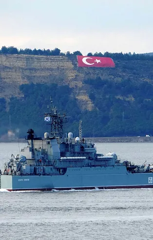 Rus savaş gemisi Çanakkale Boğazı'ndan geçti