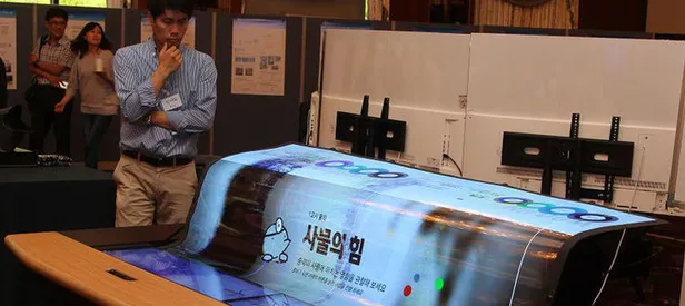 LG'nin yeni esnek ekranı görenleri  büyüledi