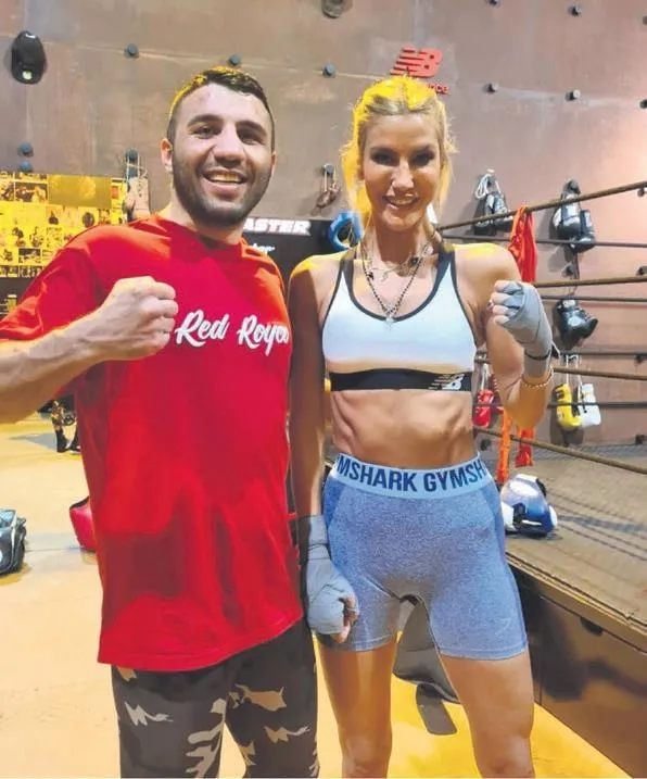 Çağla Şıkel'in spor sonrası verdiği poz sosyal medyayı salladı! Görenler şaştı kaldı-3