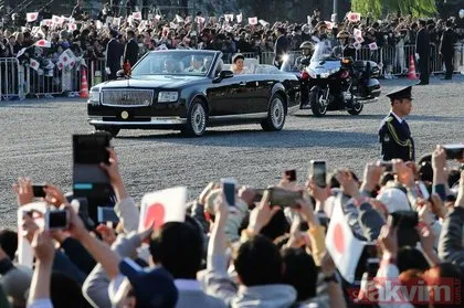 Japon İmparator Naruhito’nun geçit töreni için halk sokağa döküldü