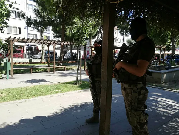 istanbulda-hareketli-anlar-ozel-harekat-polisleri-sevk-edildi-1595425340953.jpg İstanbul'da hareketli anlar! Özel harekat polisleri sevk edildi-2