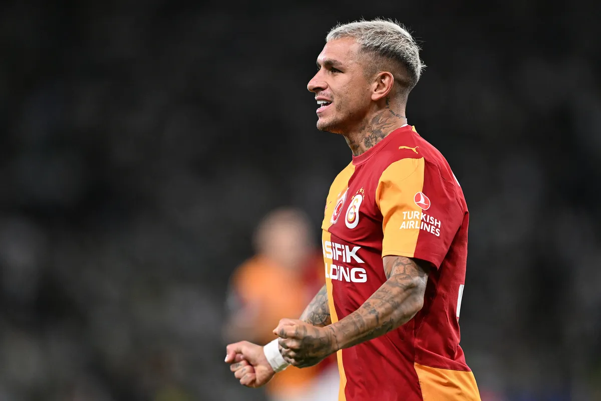 galatasaray-kirmizi-kart-bekledi-aleksey-batrakova-yapilan-faulde-vardan-kritik-karar-1788984278995.jpg Lucas Torreira ilk 11'de görev yaptı
