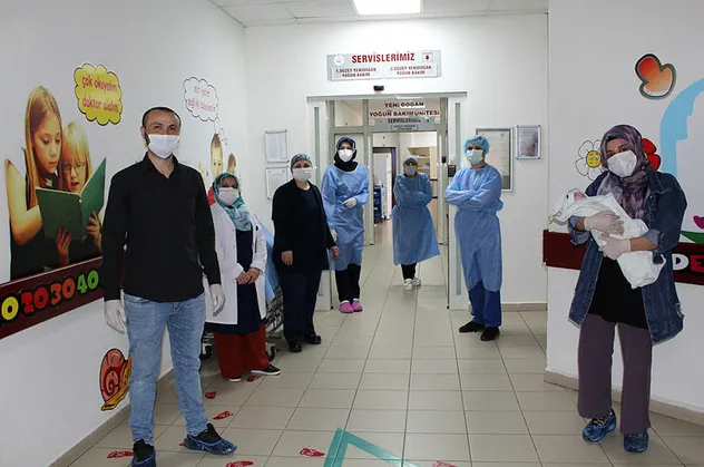 23 günlük bebek koronavirüsü yendi