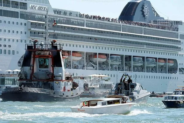 Son dakika: Venedik'te kontrolden çıkan cruise gemisi, bir gemiye ve limana böyle çarptı-1