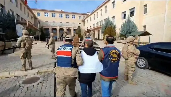 firari-cinayet-ve-teror-suphelisi-siirtte-yakalandi-kodesi-boyladi-1703940317461.jpeg Firari cinayet ve terör şüphelisi, Siirt'te yakalandı! Kodesi boyladı-1