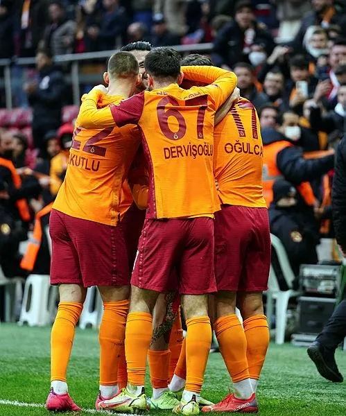 galatasaray-taraftarla-baristi-feghouli-ve-keremin-golleriyle-3-puani-hanesine-yazdirdi-1640467949224.jpeg Galatasaray taraftarla barıştı! Feghouli ve Kerem'in golleriyle 3 puanı hanesine yazdırdı-12