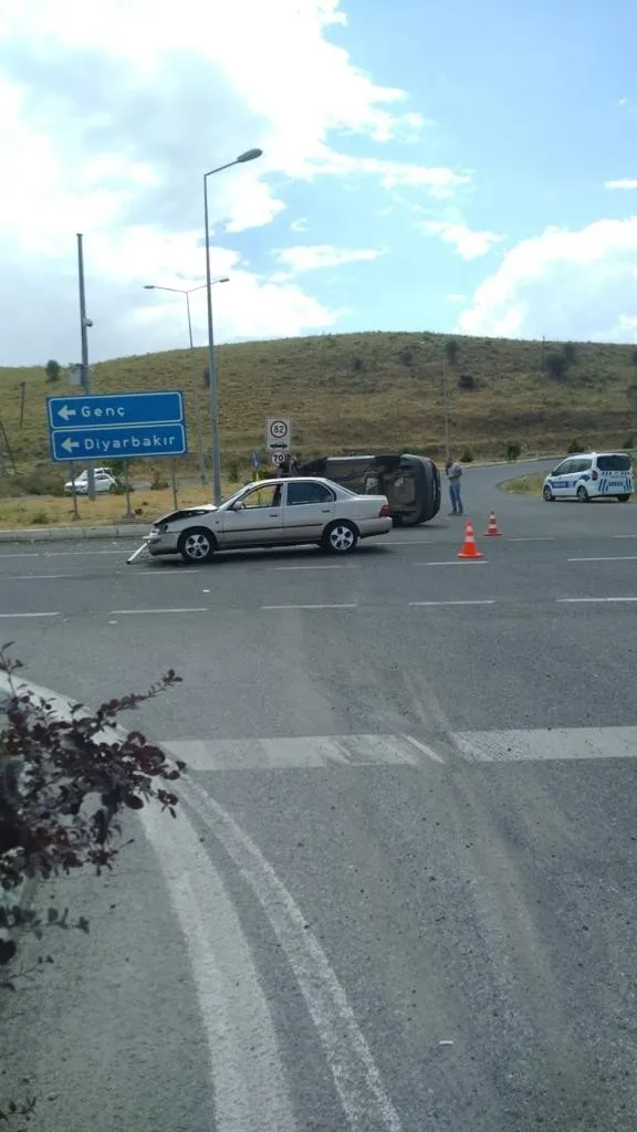 Bingöl'de havalimanı kavşağında kaza: 5 yaralı-1