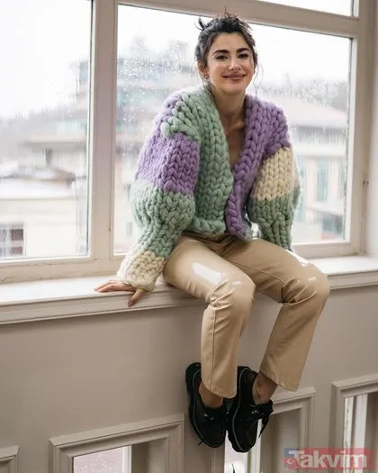 Nesrin Cavadzade salına salına verdiği pozlarla sosyal medyayı salladı! Hem bacak hem sırt dekoltesiyle dikkat çekti herkes onu konuştu