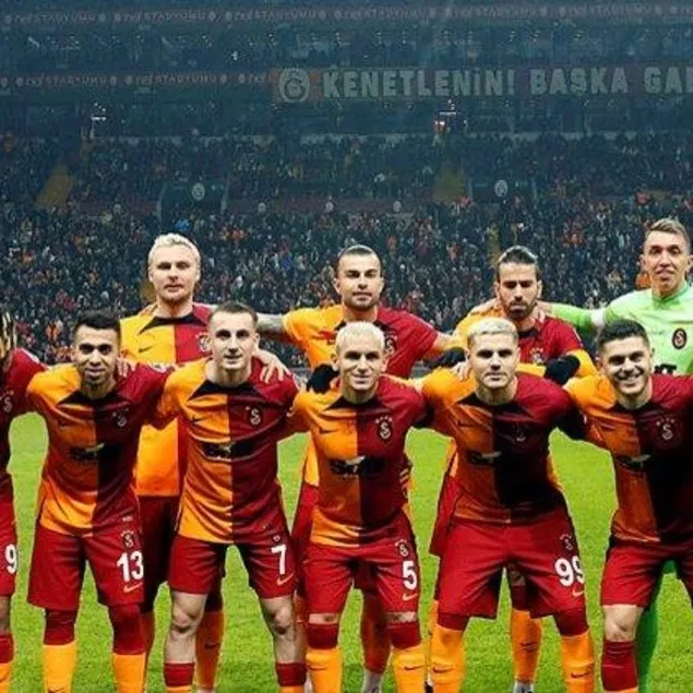 Aslan şov için sahne alıyor