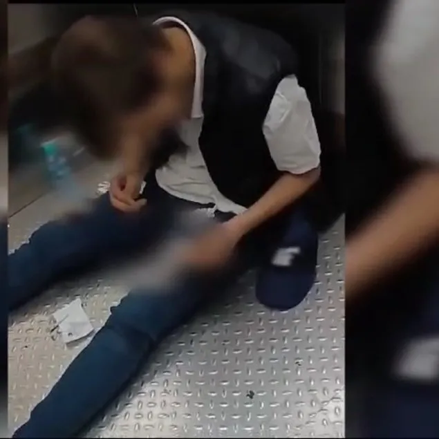Metrobüs durağında uyuşturucu hazırlığı!